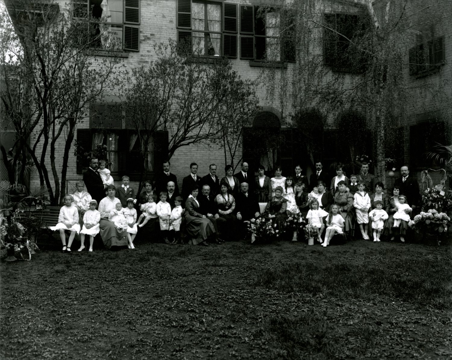 Sir Alexandre Lacoste et Marie-Louise Globensky (Lady Lacoste) entourés de leurs enfants et petits-enfants lors de leurs noces d'or en 1916